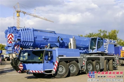 利勃海爾三臺(tái)新的移動(dòng)式起重機(jī)交付匈牙利cs-G&eacute;p公司